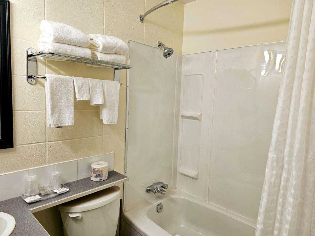 Canadian Motor Inn Grande Prairie Dış mekan fotoğraf
